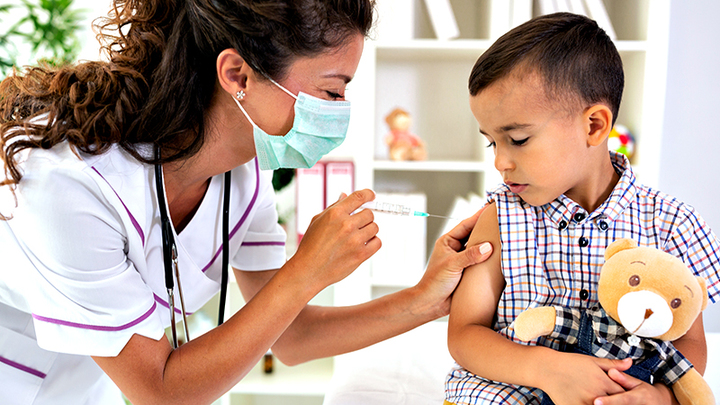 Вирус-мутант добрался до наших детей. Доктор наук - о вакцинации несовершеннолетних