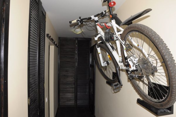 5 хитрых способов как можно хранить велосипед в небольшой квартире можно, велосипед, хранения, образом, удобно, средство, транспортное, стене, друга, этапе, балконе, комнат, ремонта, прихожей, одной, стоит, станет, хранить, условиях, подставку