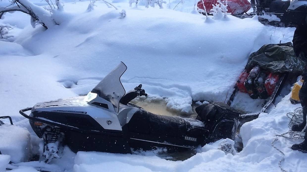 Провалившихся во время прогулки на снегоходе ямальцев доставили в больницу Яр-Сале