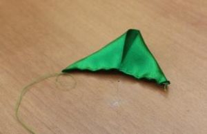 Шикарные цветы из атласных лент Шикарные цветы из атласных лент