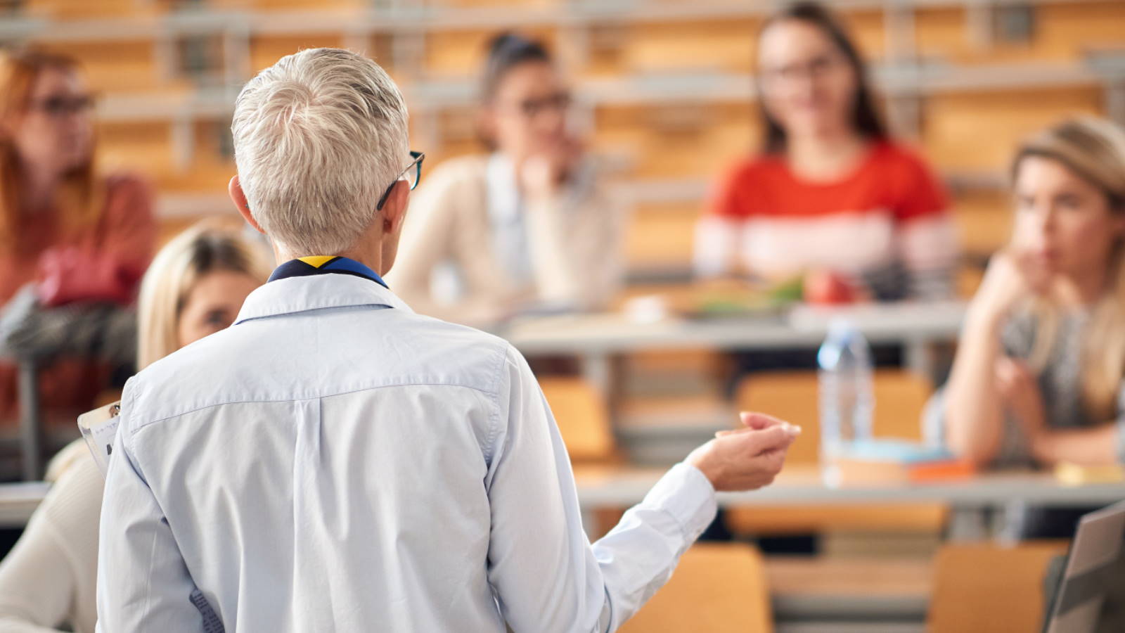 Give lectures. Очное образование. Студенты в аудитории. Студенты на лекции. ВУЗОВСКАЯ лекция.