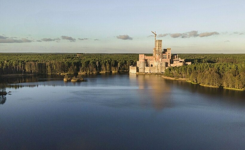 Видео: почему польский замок Стобница оказался в центре скандалов
