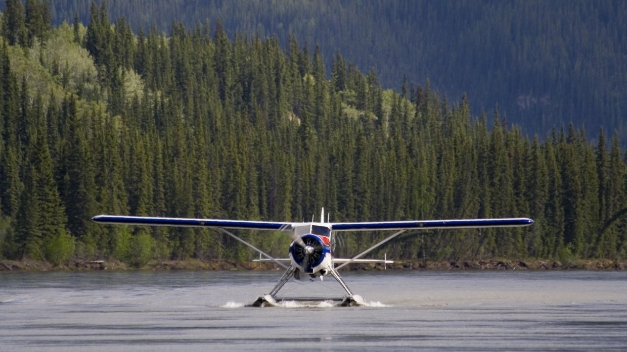 Одномоторный самолет разбился в Канаде, есть погибшие
