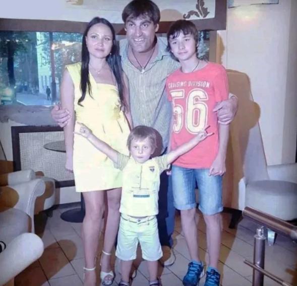 Алексей Дмитриев имеет необычную внешность, а как выглядит его супруга актер,Алексей Дмитриев,звезда,наши звезды,фильм,фото,шоубиz,шоубиз