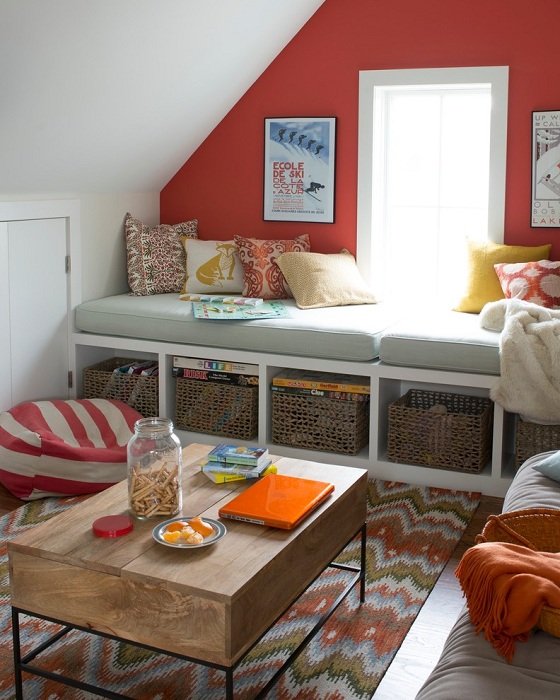 В маленькой уютной гостиной window seat может заменить диван или стать еще одним сидячим местом.