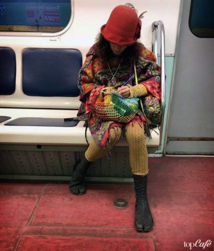 Фотографии женщин в метро: Модная девушка
