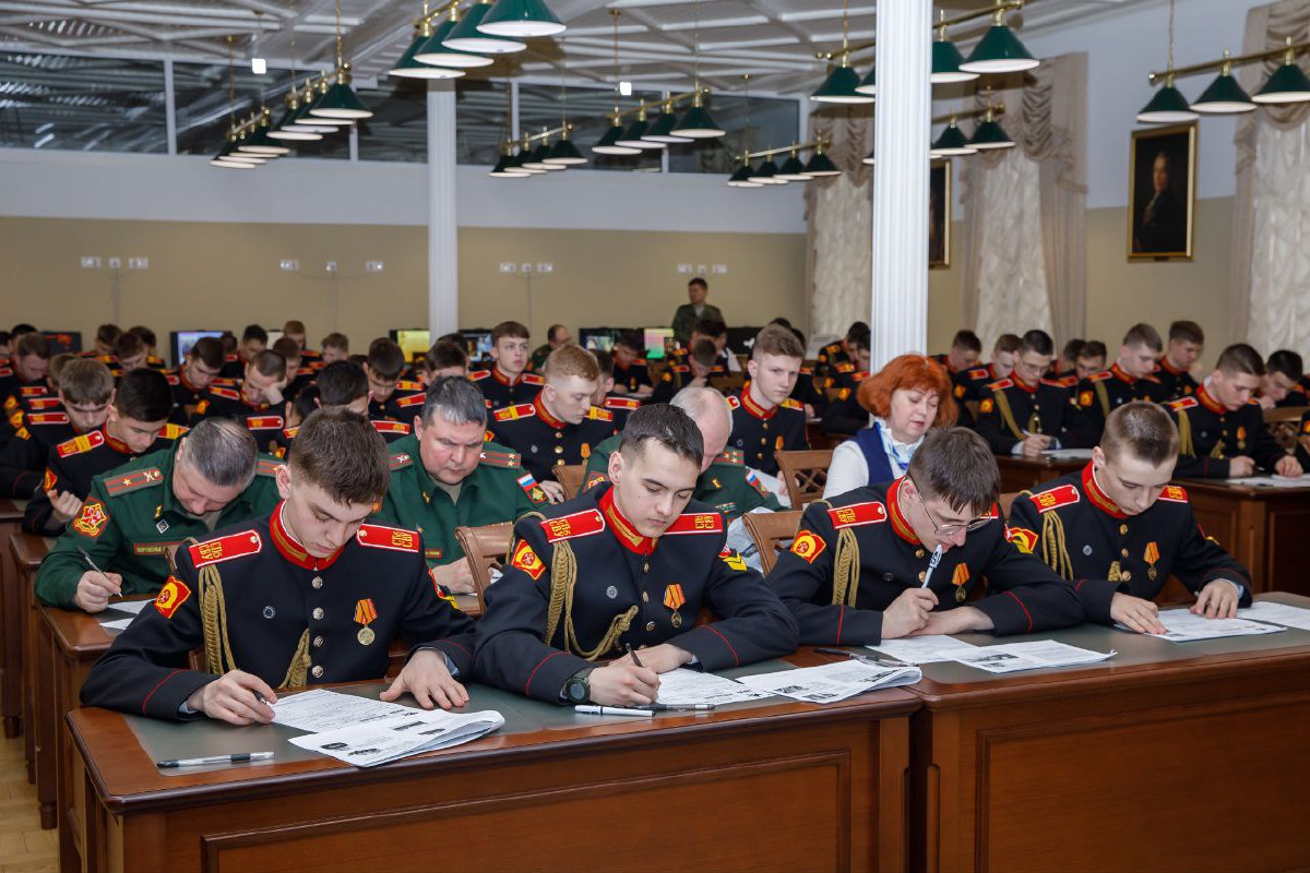 В Санкт-Петербурге воспитанники Суворовского военного училища приняли участие во Всероссийской акции «Диктант Победы»