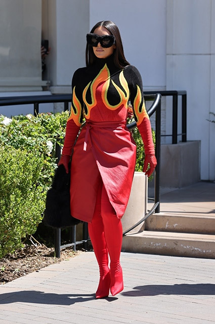 Образ — огонь: Ким Кардашьян в "пылающем" наряде в Калифорнии Звездный стиль