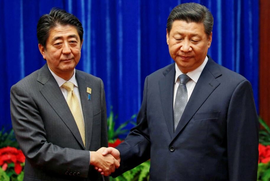 Бывший японский премьер Синдзо Абэ и Си Цзиньпин (иллюстрация из открытых источников)
