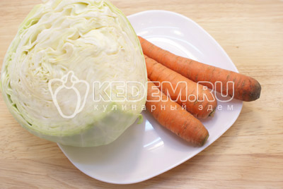 Капусту и морковь очистить.