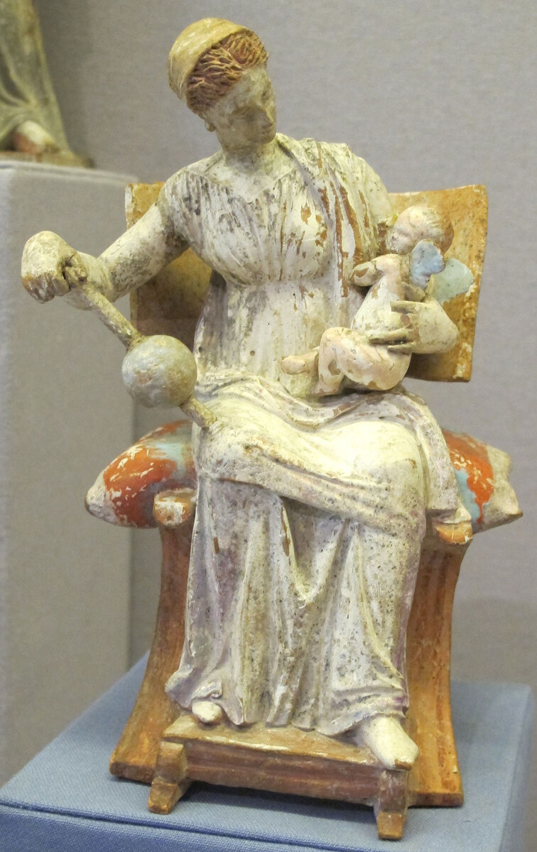 Афродита и Эрос - древнегреческая терракотовая статуэтка.