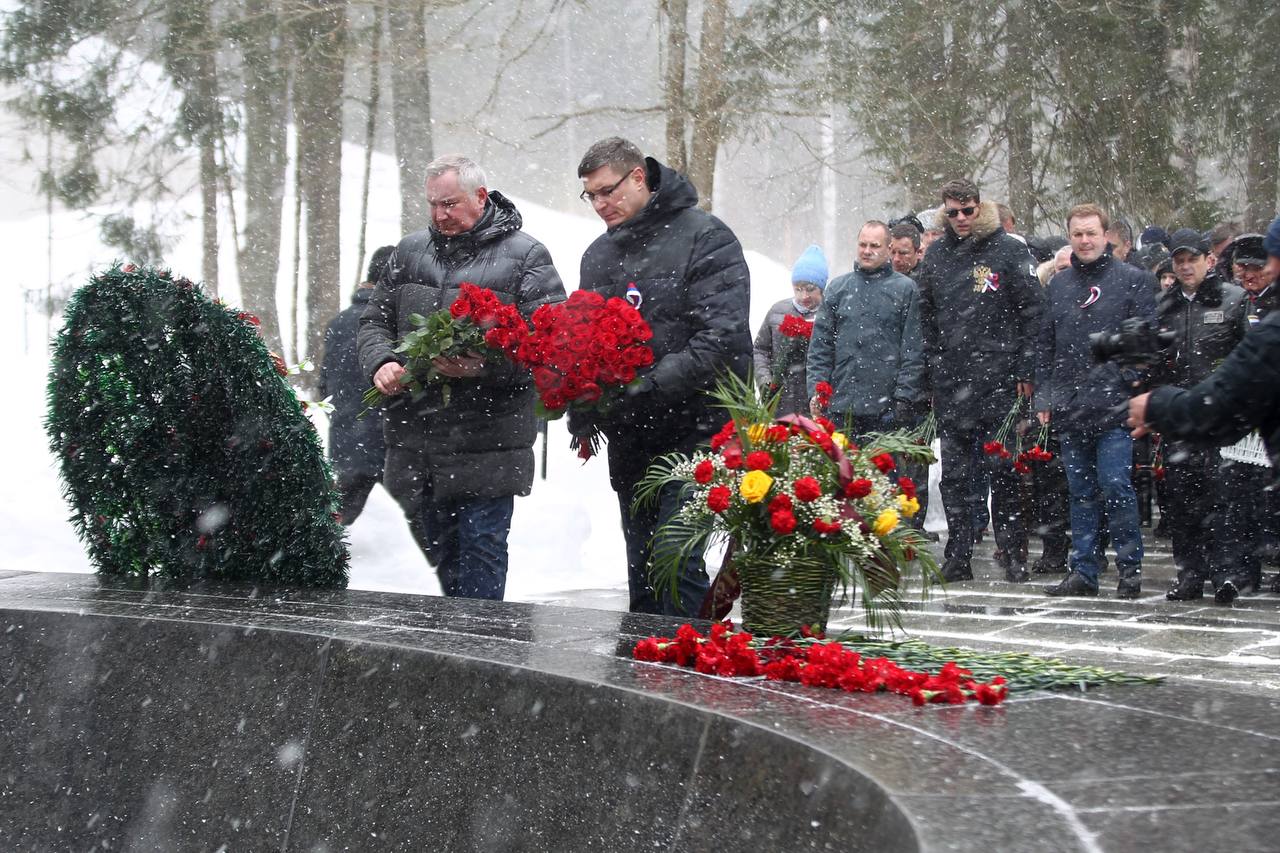 Новости владимира видео. Мемориал Гагарина и Серегина. Мемориал Гагарину в Киржаче 2022. Мемориал на месте гибели Гагарина.