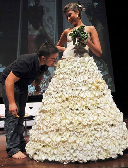 Съедобное свадебное платье из засахаренных лепестков поделки