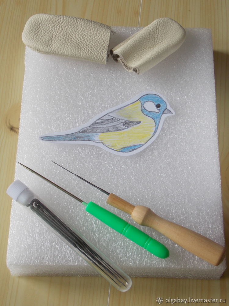 Делаем брошь «Синичка» из войлока и бисера Делаем брошь «Синичка» из войлока и бисера валяем брошь