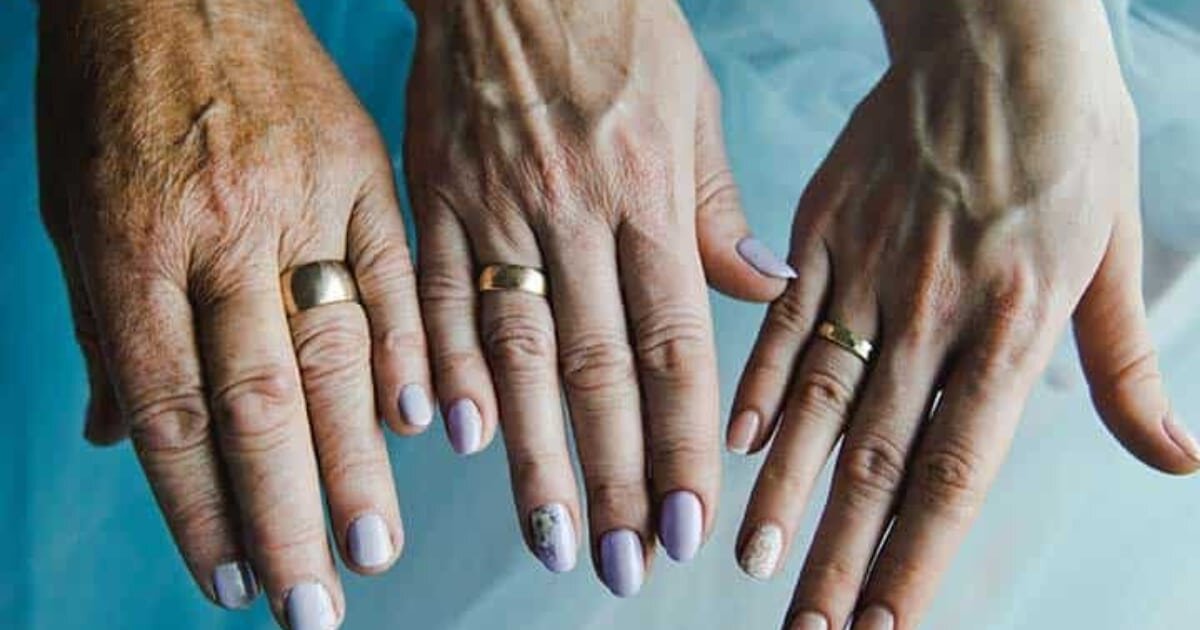 Красота женских рук во многом зависит от внешнего вида ногтей. Их оттенок, форма и дизайн покрытия может сделать пальцы визуально короче и толще.-5