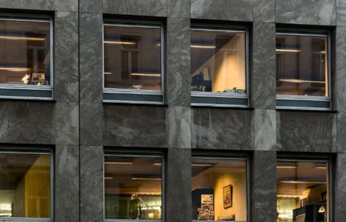 Почему в некоторых странах Европы не принято занавешивать окна? Почему в некоторых странах Европы не принято занавешивать окна?