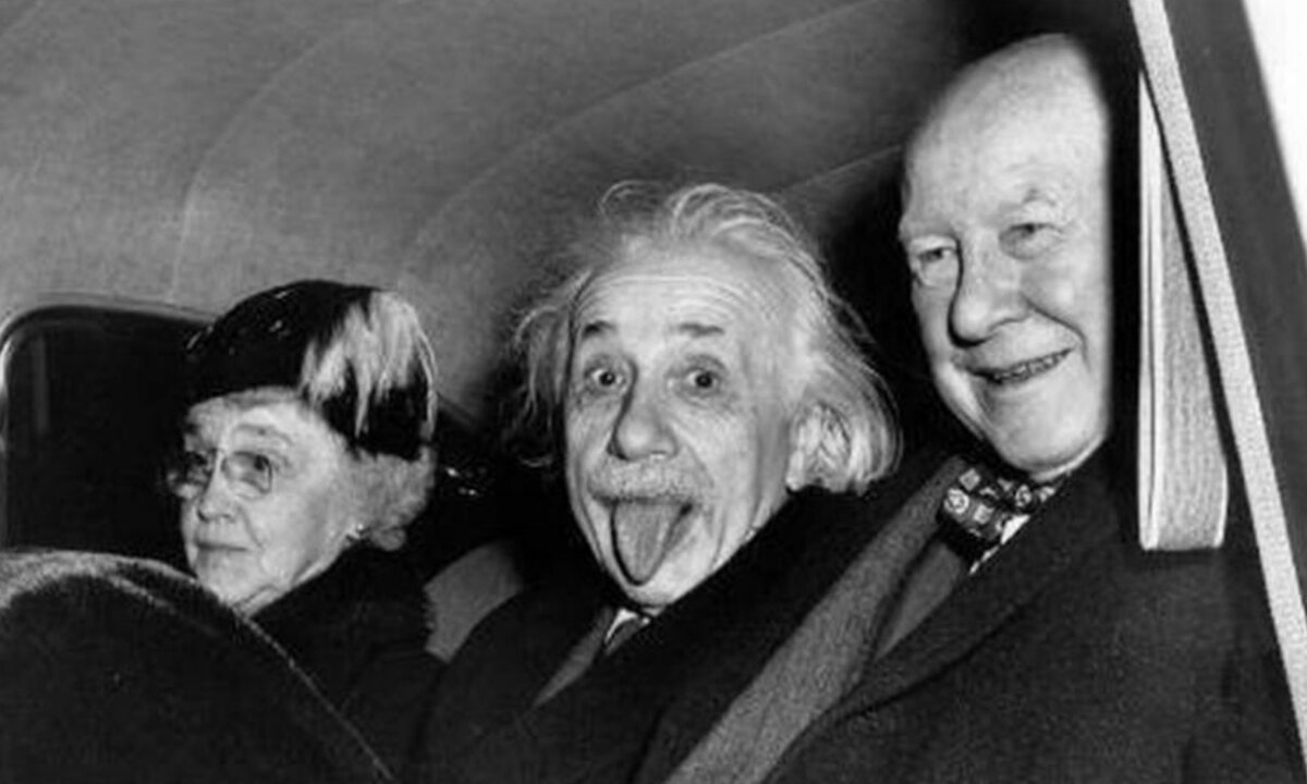 Почему Эйнштейн показывает язык и что было вырезано из кадра (1951 г.). История, стоящая за культовой фотографией Эйнштейн, когда, Зассе, ученый, работал, сделать, время, собирался, публиковать, попросил, момент, Артур, фотографу, забавной, снимок, очень, отпечатков, улыбаться, самый, слышали