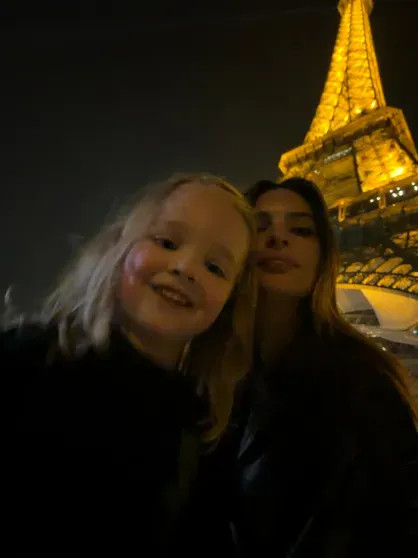 Эмили Ратаковски с сыном