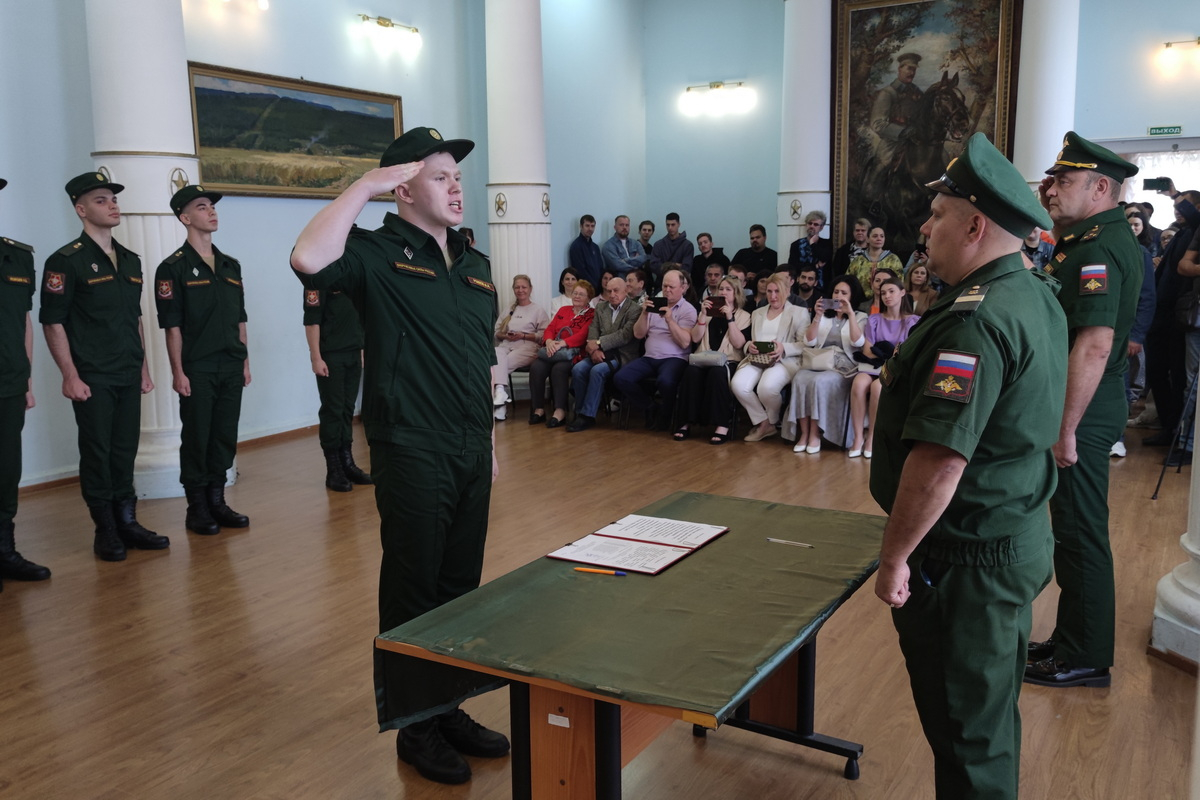 Молодое пополнение ансамбля песни и пляски ЦВО присягнуло на верность Родине в Екатеринбурге