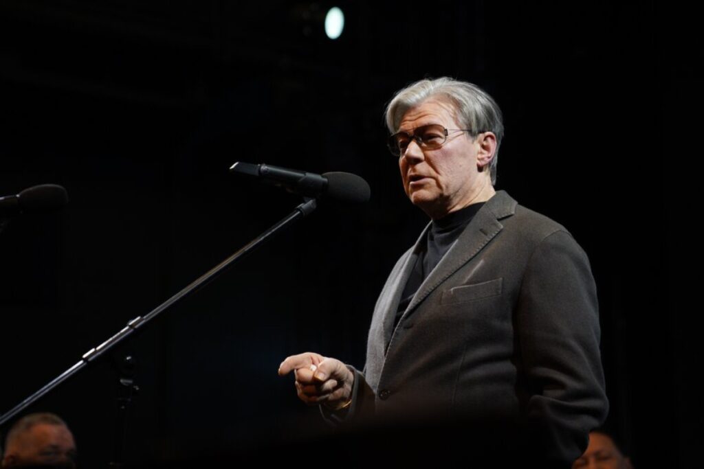 Госпитализированного Александра Збруева перевели в другую клинику