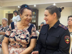 В Самарской области полицейские и общественники в рамках акции «Школа безопасности для пенсионеров» продолжают проводить профилактические беседы с населением