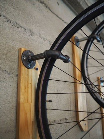Простой кронштейн для велосипеда на стену из подручных материалов доски, трубы, показано, фланцыдержатели, кронштейн, кронштейну, сразу, должна, очень, доска, вашего, Стальные, водопроводные, уголки, велосипеда, стену, будет, несколько, вертикальной, колесо