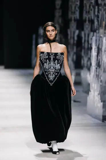 Александр Рогов, Эвелина Хромченко, Юлия Барановская и Мария Миногарова на показе Алёны Ахмадуллиной Alena, Akhmadullina, весналето, 2026Показ, показе, Миногарова, 2026Мария, 2026Миша, Рогов, посетили, Приданое, Ахмадуллина, коллекции, новой, показ, памяти, красоте, вещей, которые, невестыКоллекция