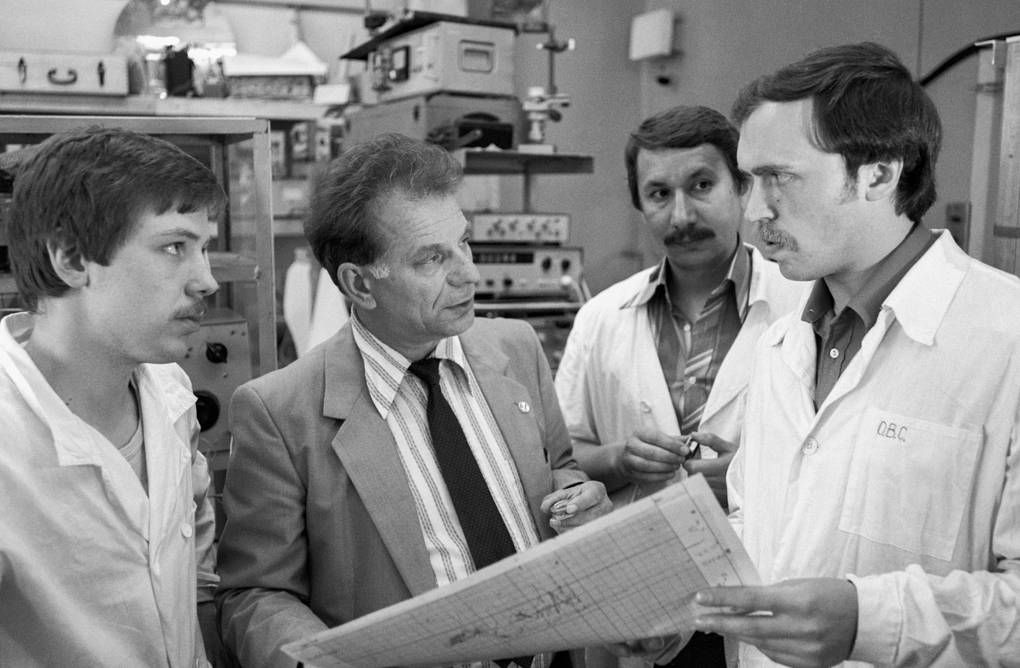 С учениками в научной лаборатории, 1984 год Юрий Белинский/ТАСС