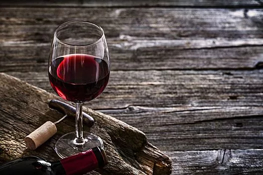 Ученые выяснили, почему употребление красного вина вызывает сильные головные боли