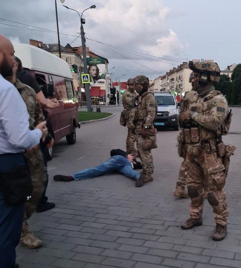 Террорист на Западной Украине освободил заложников, Зеленский стёр позорный пост