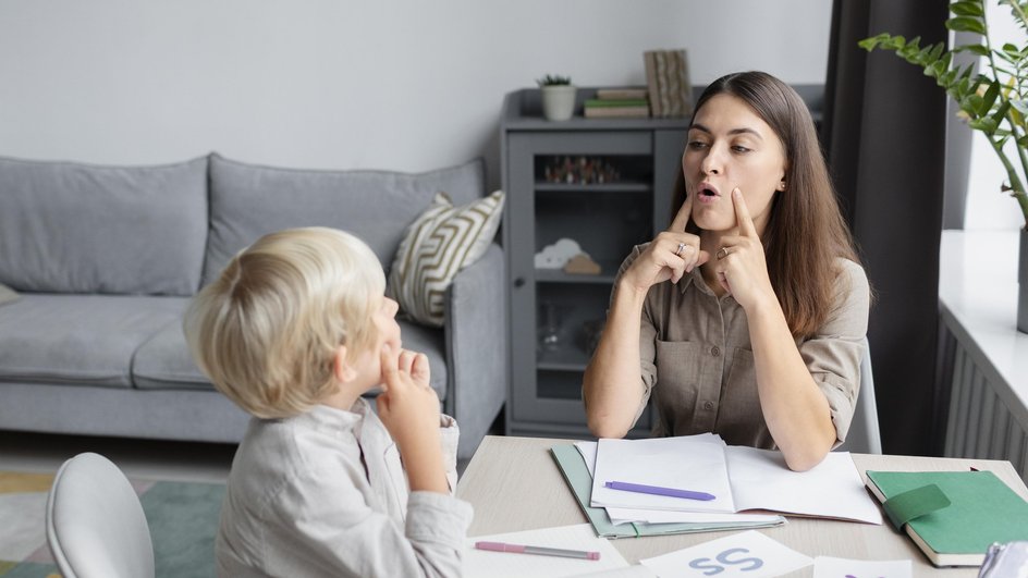 Логопед занимается с ребенком