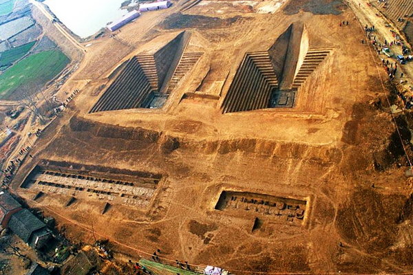 Раскопки гробницы Чу в провинции Хубэй (Китай).