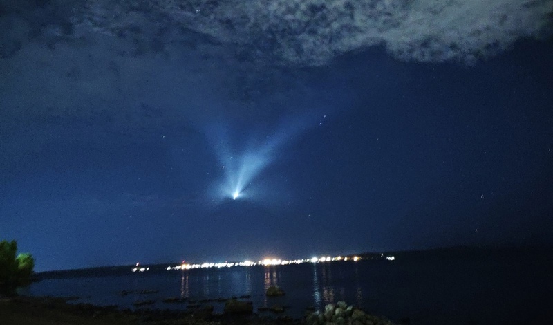 «Похоже на НЛО»: жители Петрозаводска заметили в небе над озером странный объект