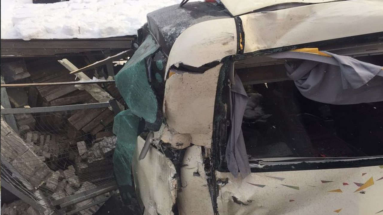 Пьяный водитель грузовика врезался в стену жилого дома в Новосибирске