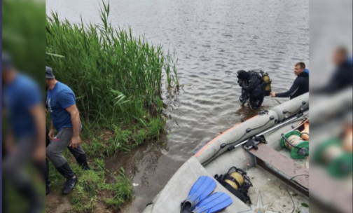 Водолазы достали со дня реки Луга труп утонувшего парня