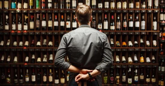 В Китае алкоголику с 20-летним стажем и девятью попытками вылечиться вшили «чип трезвости»