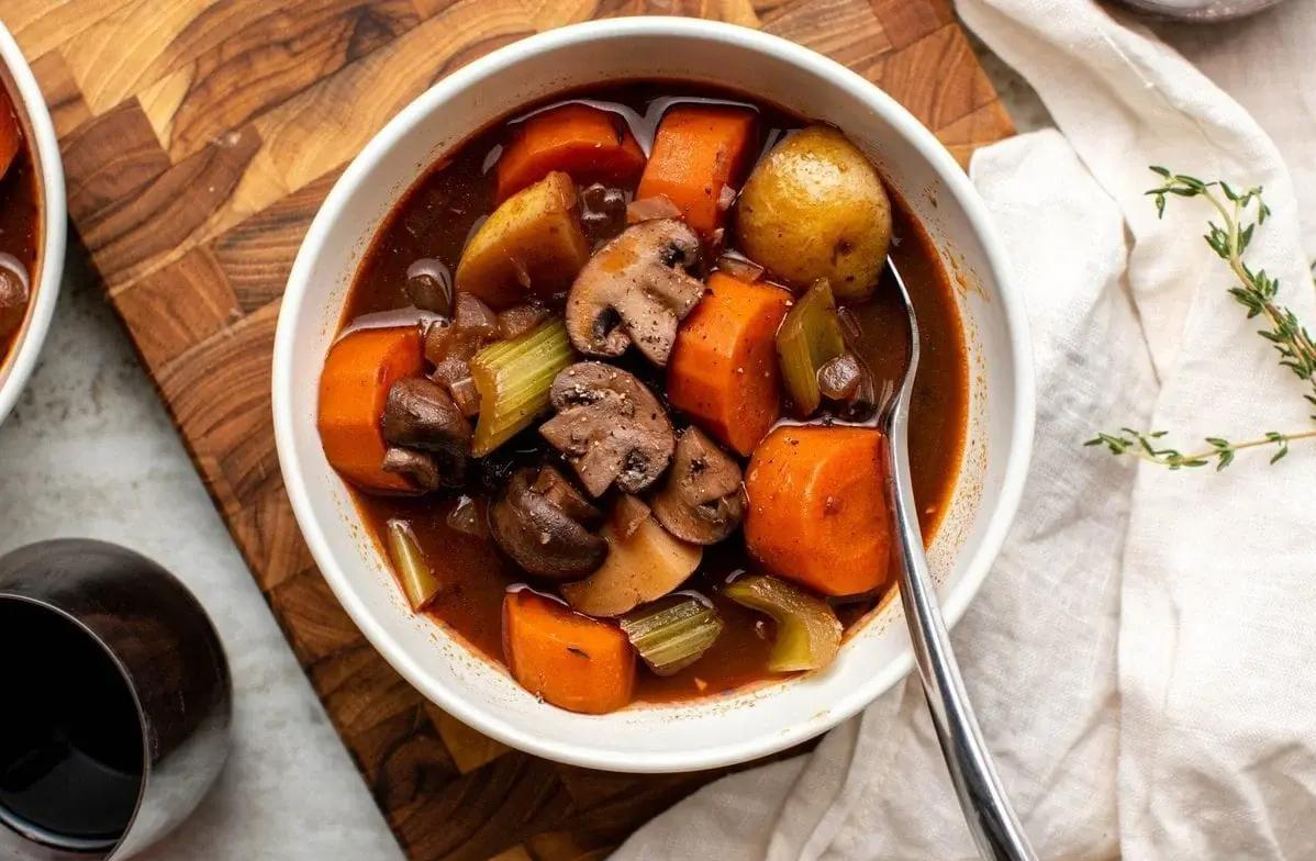 Постное рагу с грибами: ароматный и сытный обед за 50 минут можно, добавьте, минут, грибы, около, средний —, добавить, блюду, овощи, огонь, обжаривайте, белка, картофель, жарьте, сделать, использовать, которые, томатной, масло, слишком