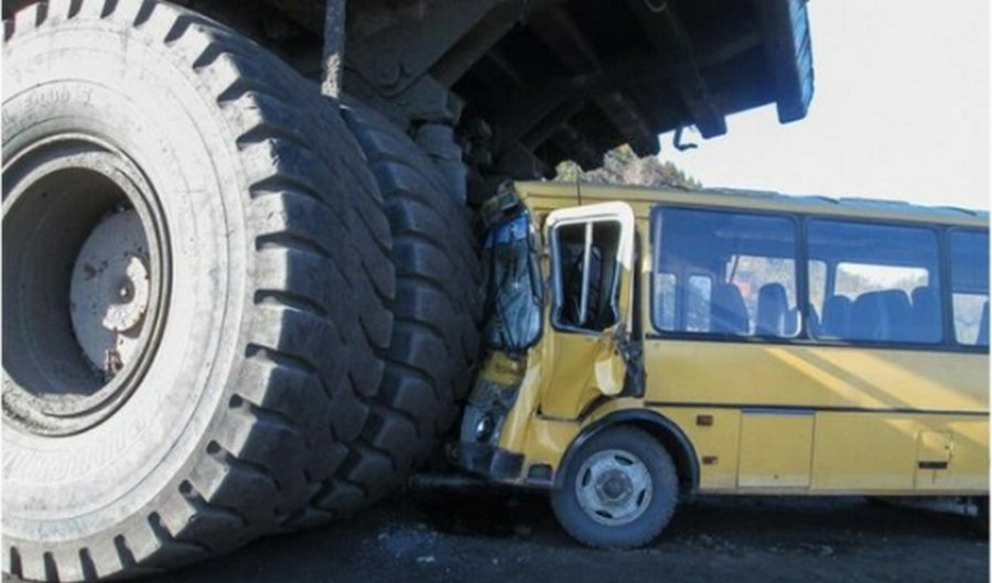 БелАЗы в главной роли: немного автоюмора от грузовиков БелАЗы в главной роли: немного автоюмора от грузовиков автомобили,происшествия,юмор