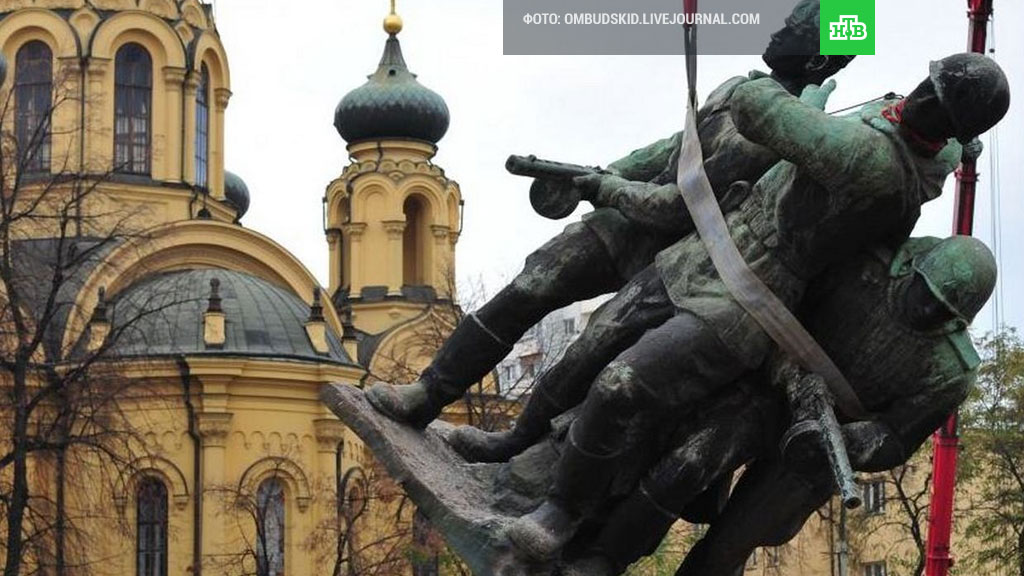Москва предупредила Польшу о последствиях сноса советских памятников