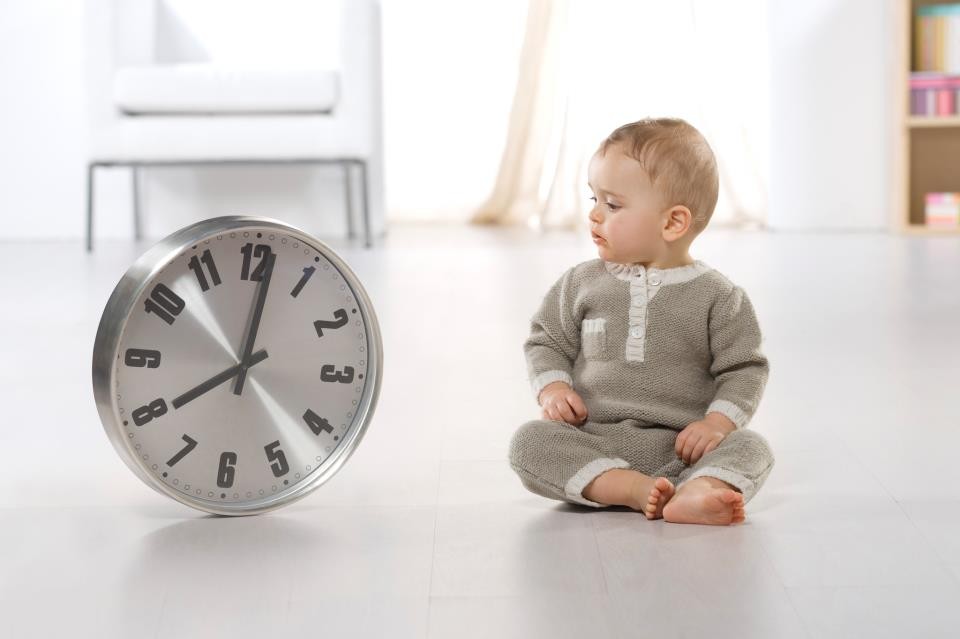 Ребенок очень рано встает. Ребенок с часами. Малыш с часами. Часы для детей. Младенец с часами.