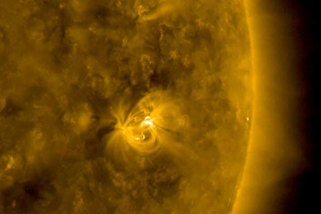 Мощная магнитная буря на Земле продлится сутки