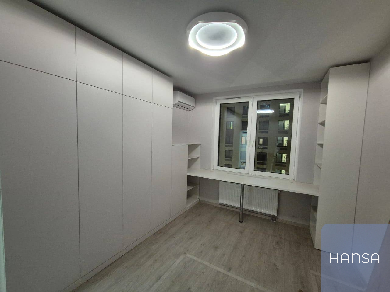 Серый распашной шкаф в детскую спальню, сделанный фирмой Hansa Mebel по индивидуальным размерам и пожеланиям