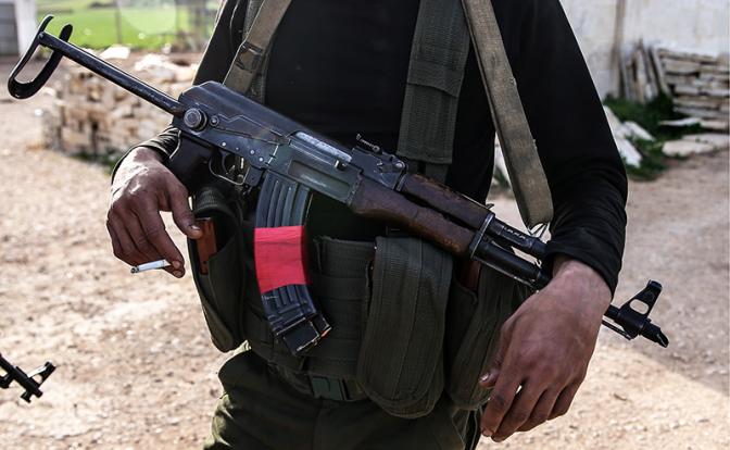 На фото: солдат оппозиционной вооруженной группировки в Сирии