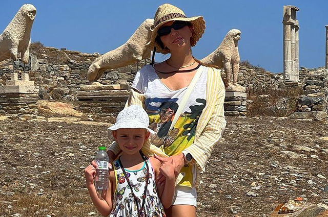 Татьяна Навка с дочерьми отдыхает в Греции