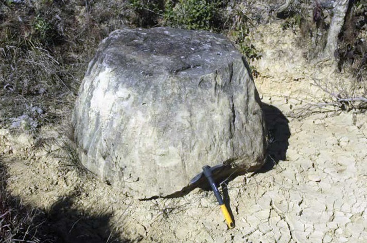 Гигантские каменные кувшины обнаружили археологи в Индии