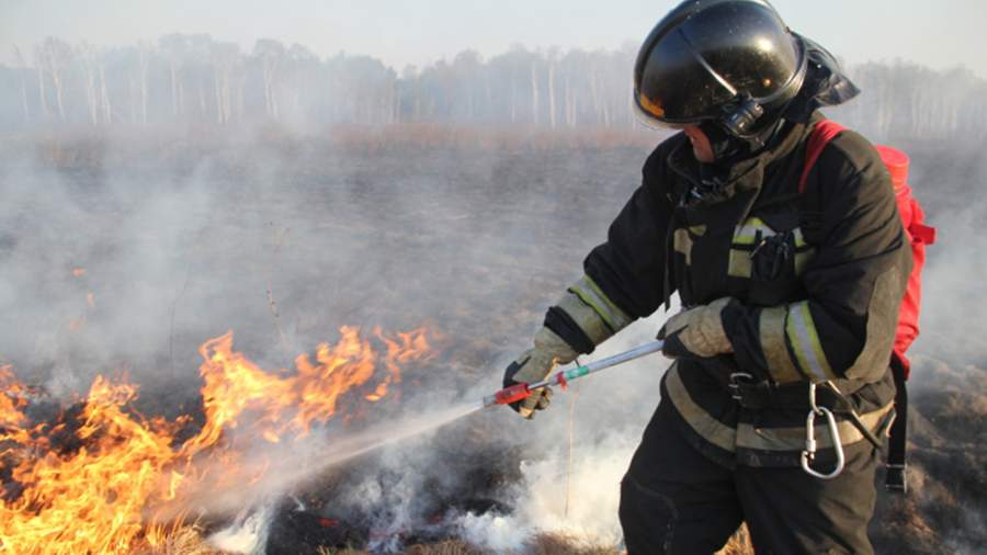 В Якутии пламя от возгорания травы перекинулось на частные постройки