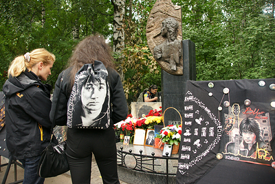 У могил Горшка и Виктора Цоя на Богословском кладбище появилась защита от вандалов
