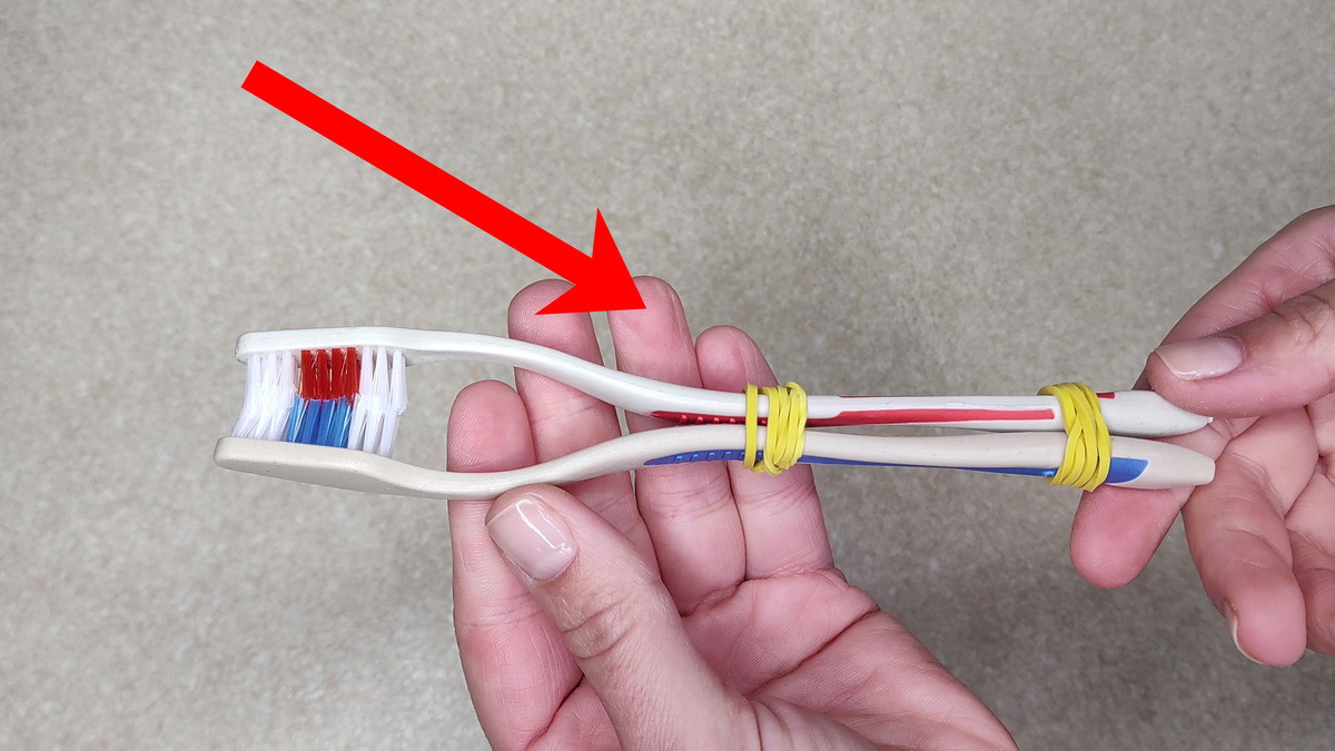 Свяжите вместе 2 старые зубные щётки, и вы удивитесь, как они упростят вам уборку и не только
