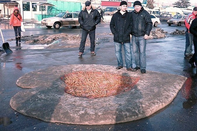 В Саратове дворники сделали из оставшегося снега, а внутр смели все окурки - красиво и страшно одновременно - сколько же их, окурков и укурков, бросающих мусор весна, вскрывает, интересное, подснежник, факты