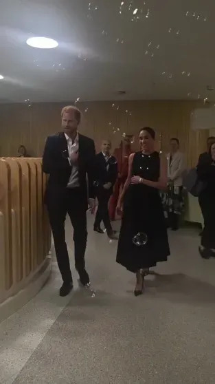 Меган Маркл опубликовала видео из поездки в Австралию, за которую их с принцем Гарри раскритиковали Меган, видео, МарклКадры, Гарри, также, Маркл, поездку, время, больницу, визита, детскую, попытке, Дианы, обвинили, детей, критикуют, тысяч, вызвали, выжившими, назвали